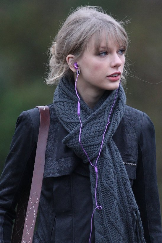 Taylor Swift without her makeup. Still looks cool if you ask me.